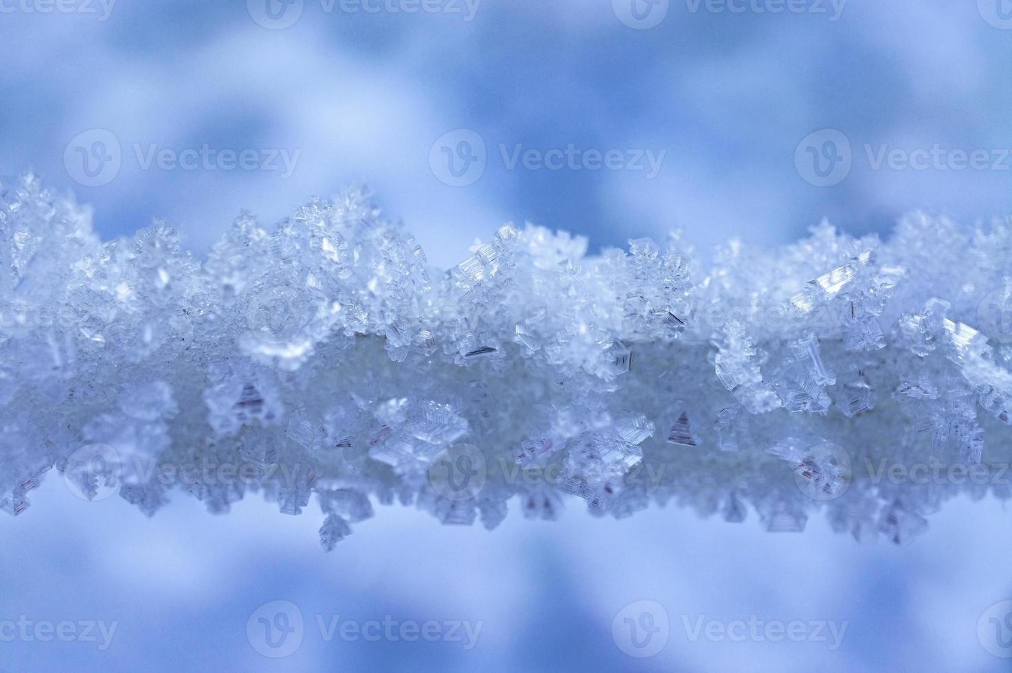 inverno sfondo con un' corda coperto con cristalli di neve e brina. astratto, copia spazio, struttura neve, congelato foto