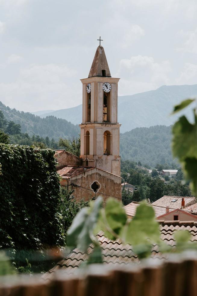 chiesa circondata da case durante il giorno foto