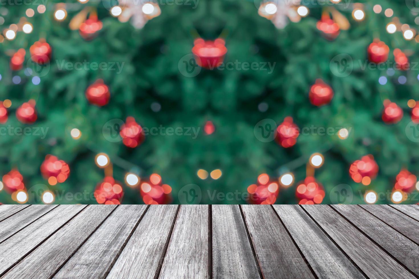 vuoto legna tavolo superiore con sfocatura Natale albero con bokeh leggero sfondo foto