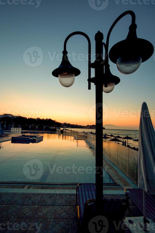 piscina a notte foto