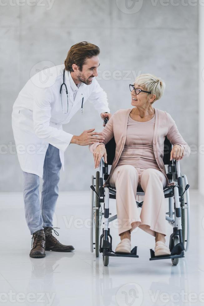 medico porzione un' anziano donna nel un' sedia a rotelle foto