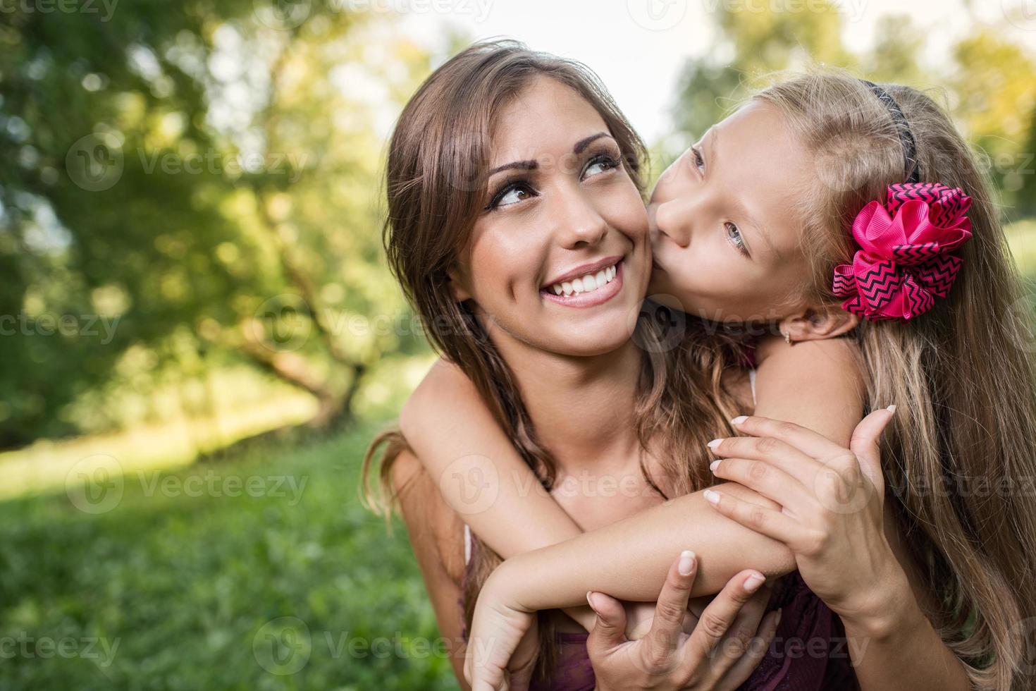 amorevole madre e figlia foto