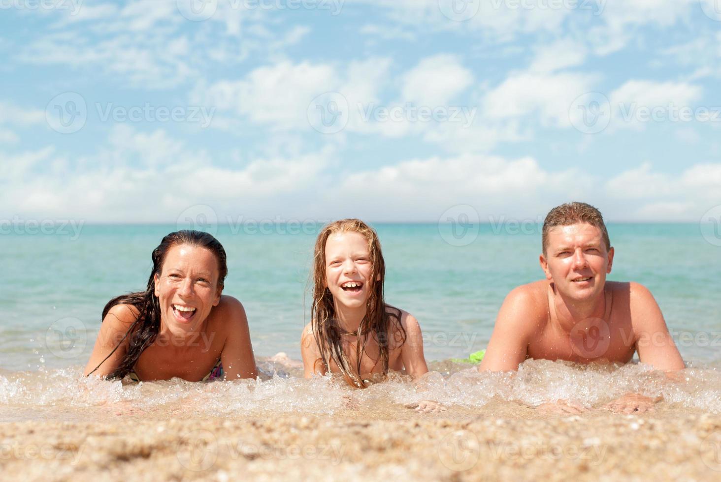 famiglia in spiaggia foto