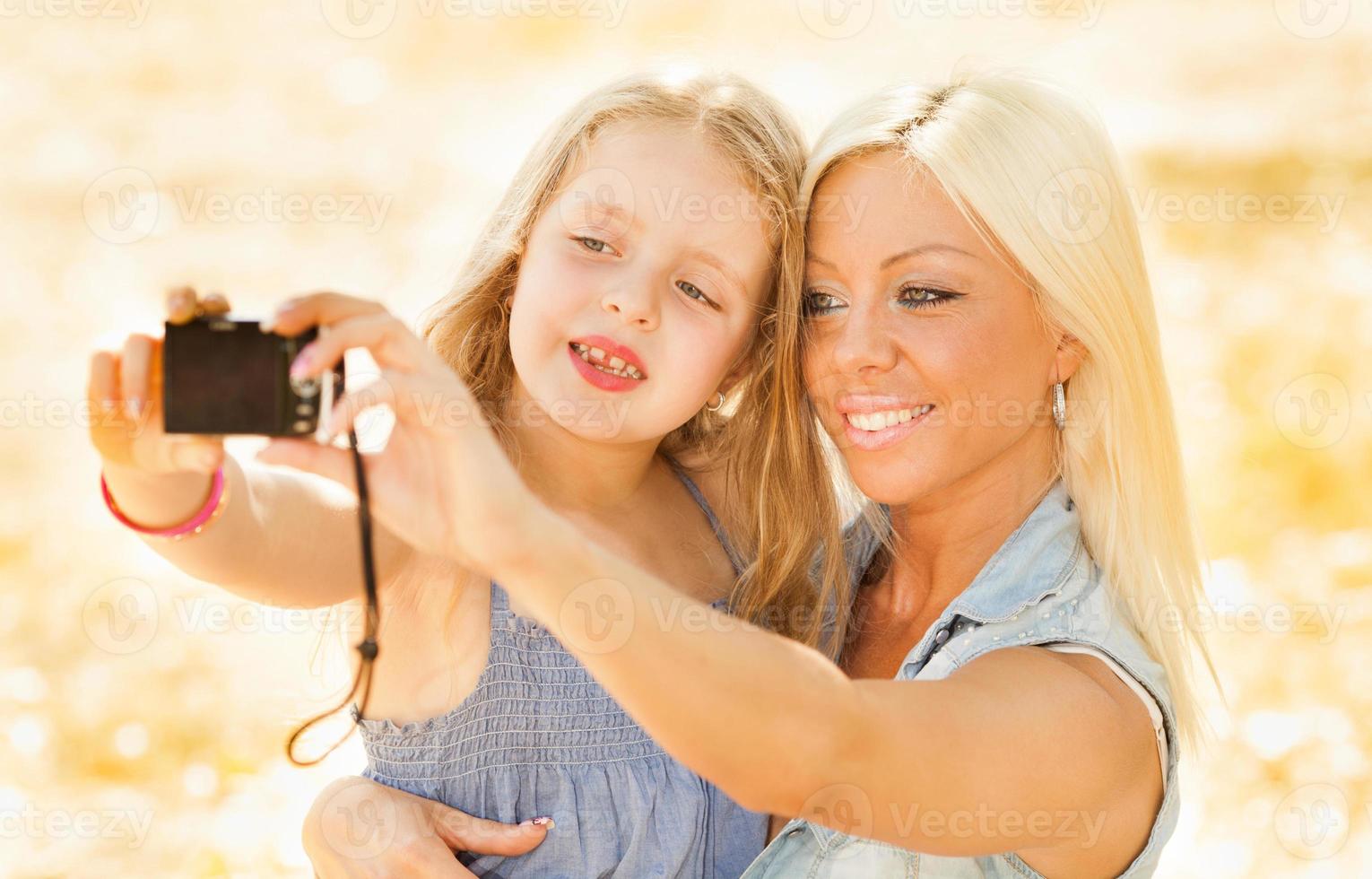 madre e figlia posa per un' autoscatto foto