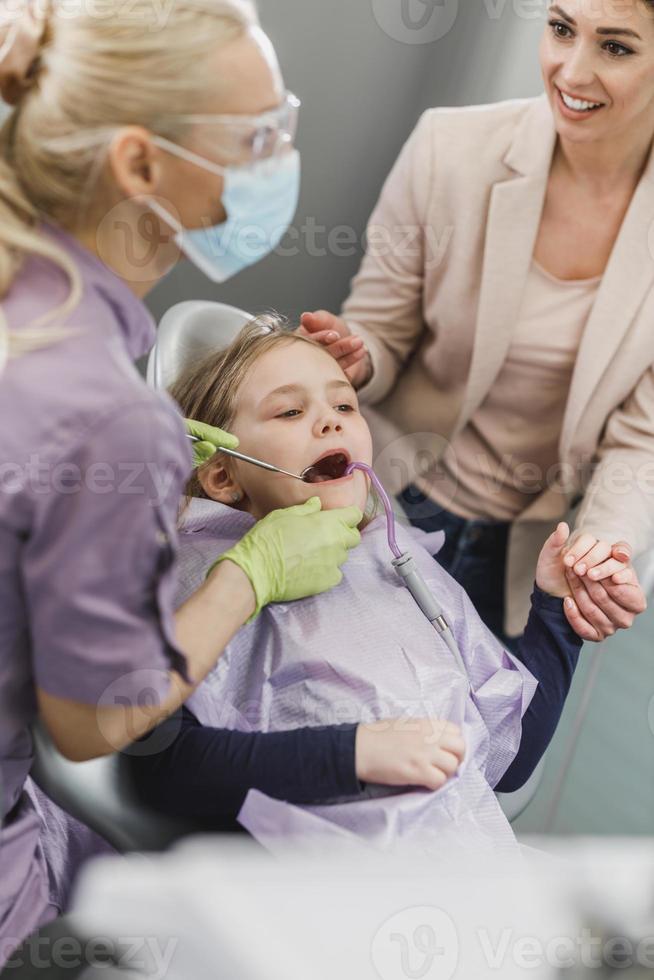 poco ragazza a il dentisti ufficio foto