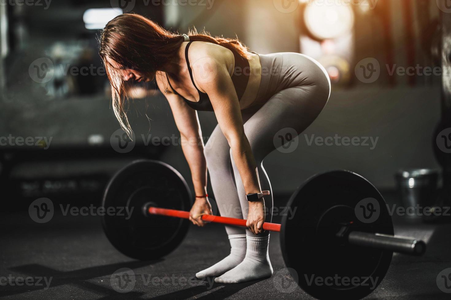 donna fare formazione con manubrio a il Palestra foto