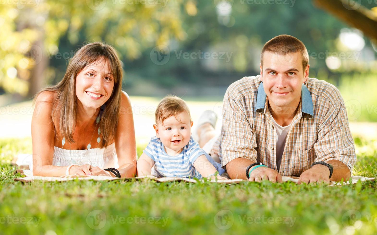 contento famiglia godendo nel il parco foto