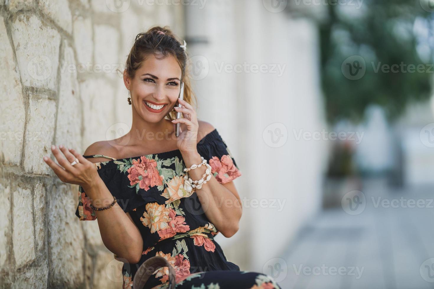 donna utilizzando un' smartphone e godendo estate vacanza foto