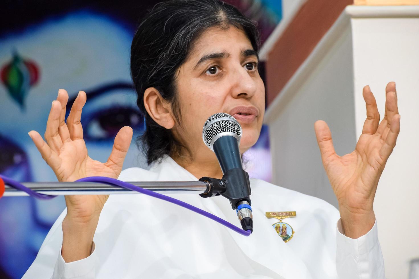 nuovo delhi, India, ottobre 16 2022 - bk shivani durante meditazione sessione, shivani verma, meglio conosciuto come bk Shivani, è un' insegnante nel il Brahma kumaris spirituale yoga e meditazione movimento di India foto