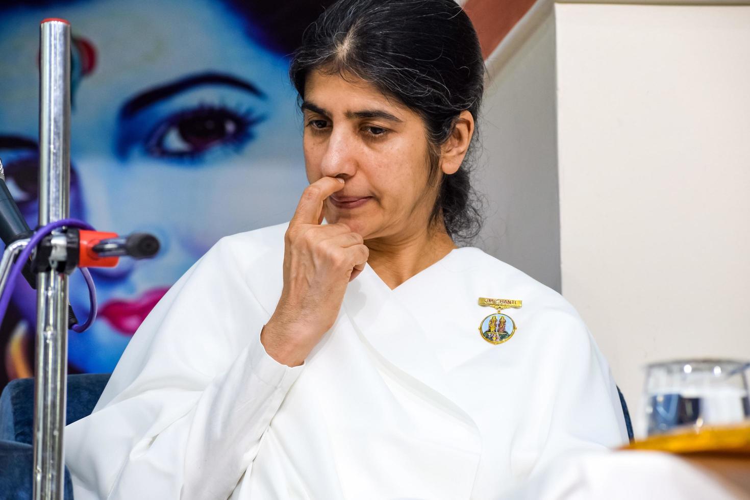 nuovo delhi, India, ottobre 16 2022 - bk shivani durante meditazione sessione, shivani verma, meglio conosciuto come bk Shivani, è un' insegnante nel il Brahma kumaris spirituale yoga e meditazione movimento di India foto