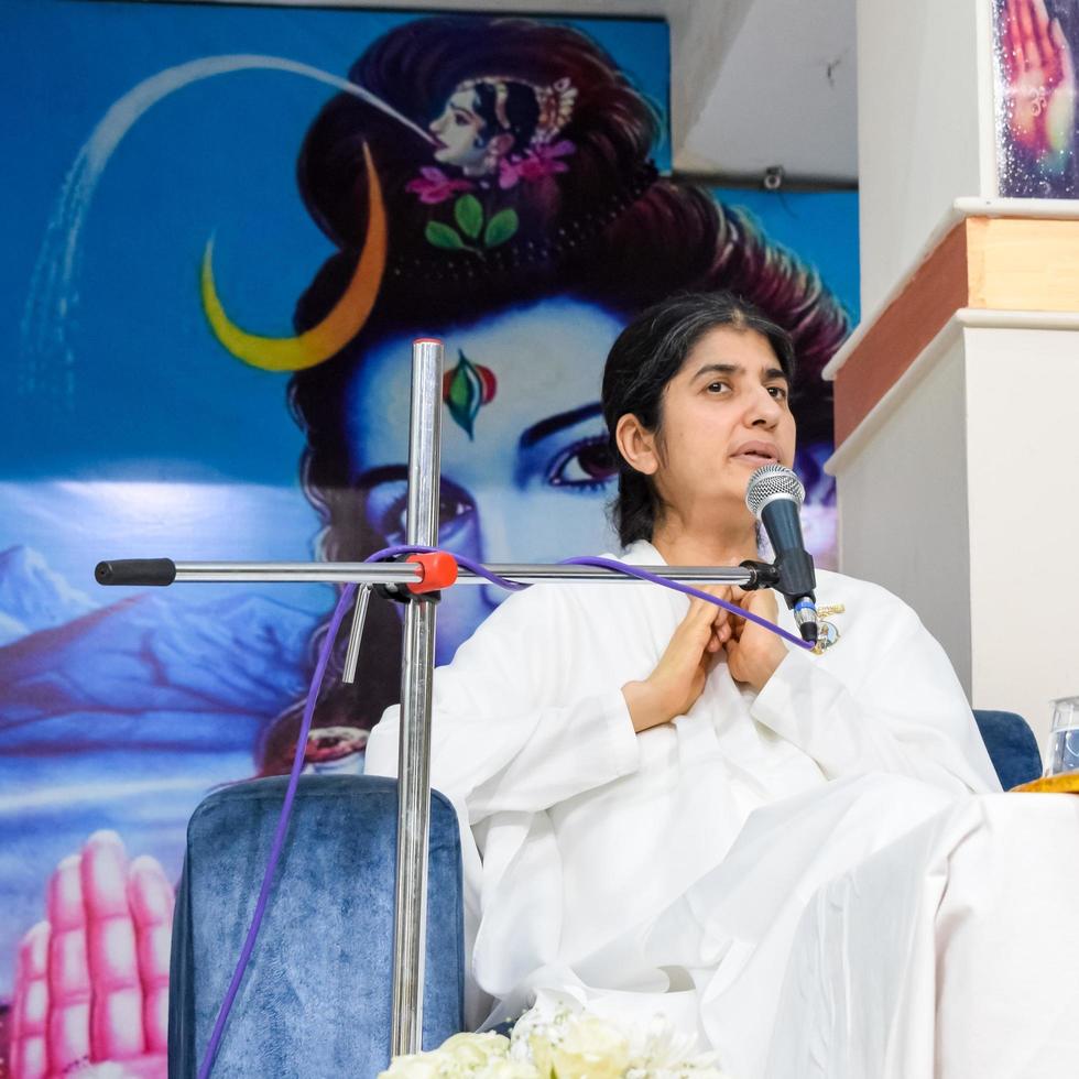 nuovo delhi, India, ottobre 16 2022 - bk shivani durante meditazione sessione, shivani verma, meglio conosciuto come bk Shivani, è un' insegnante nel il Brahma kumaris spirituale yoga e meditazione movimento di India foto