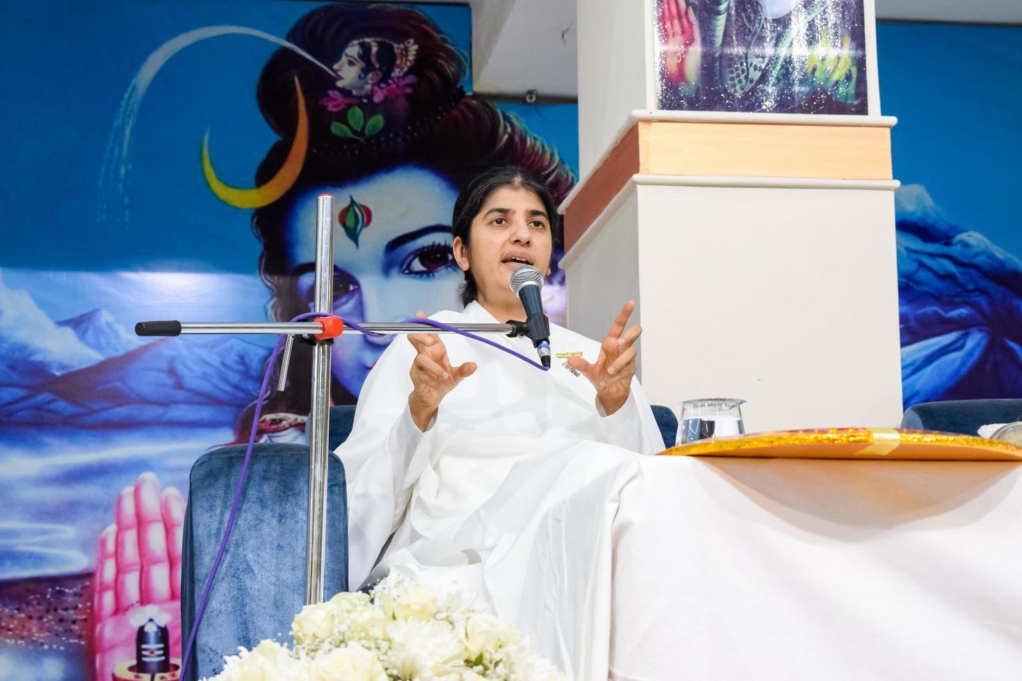 nuovo delhi, India, ottobre 16 2022 - bk shivani durante meditazione sessione, shivani verma, meglio conosciuto come bk Shivani, è un' insegnante nel il Brahma kumaris spirituale yoga e meditazione movimento di India foto