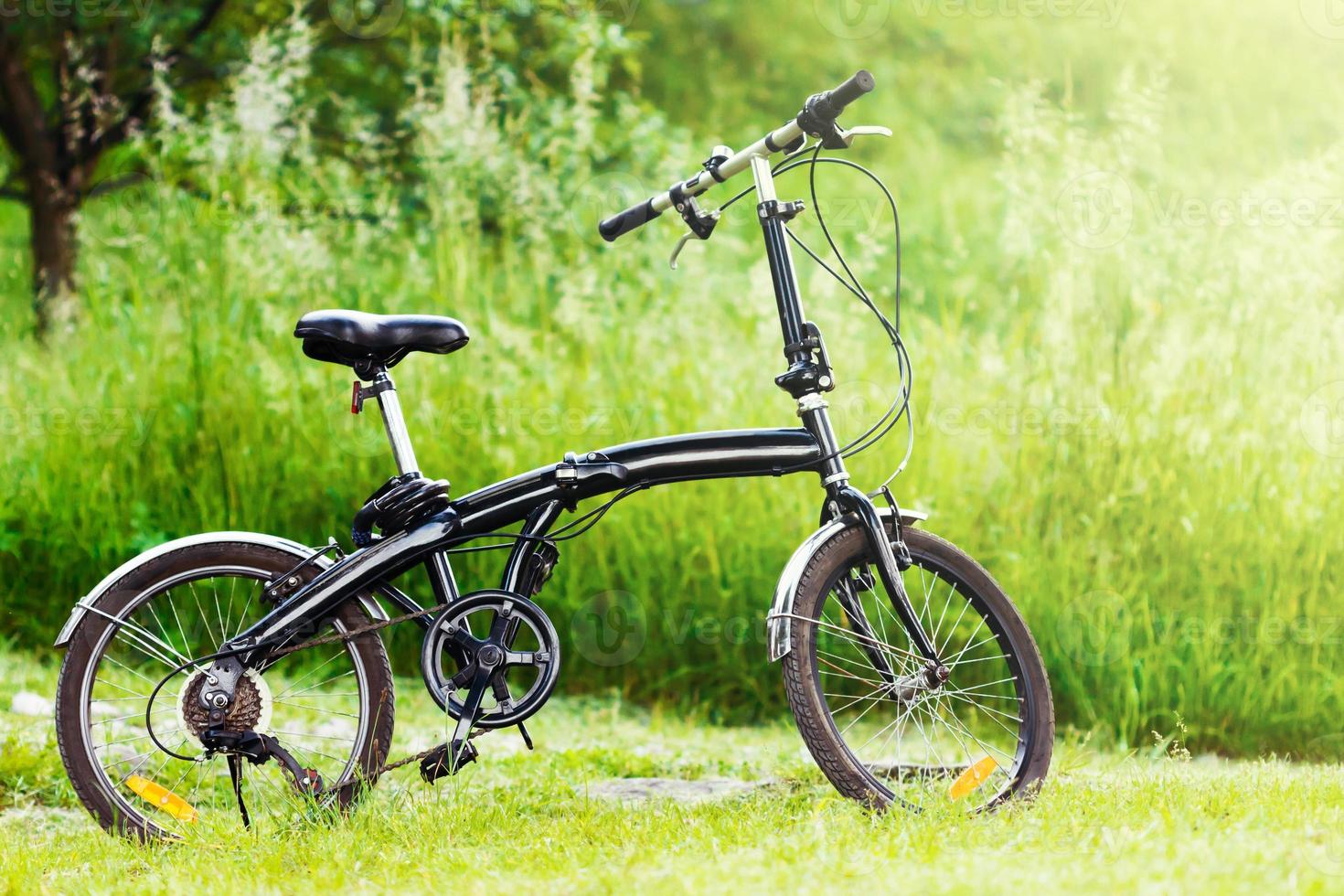 bicicletta pieghevole nera in erba foto