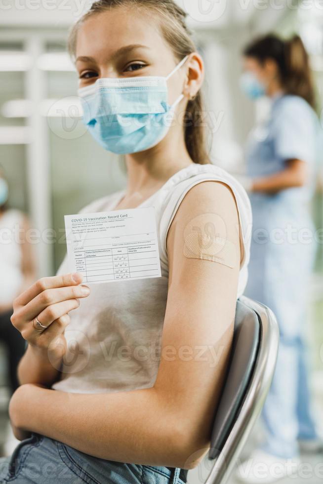 adolescente ragazza Tenere covid-19 vaccinazione disco carta foto