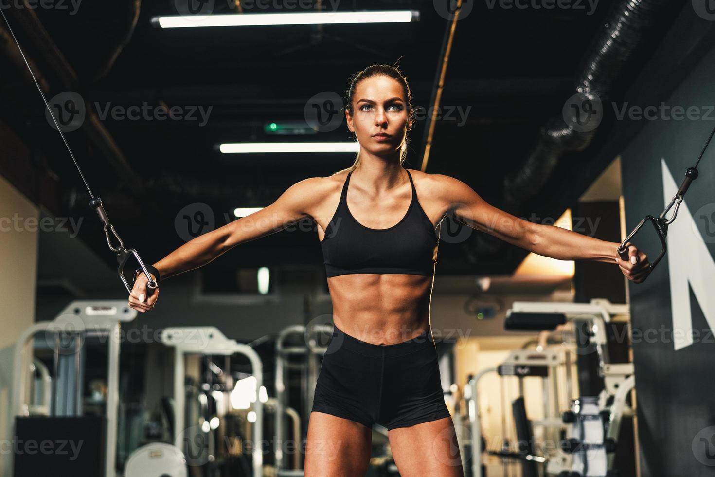 donna fare formazione su macchina per sua il petto muscolo a il Palestra foto