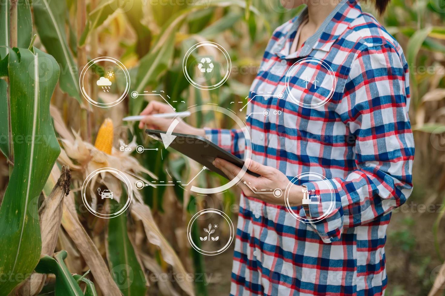 inteligente contadino utilizzando applicazione di smartphone concetti moderno agricolo tecnologia e visivo icona. foto