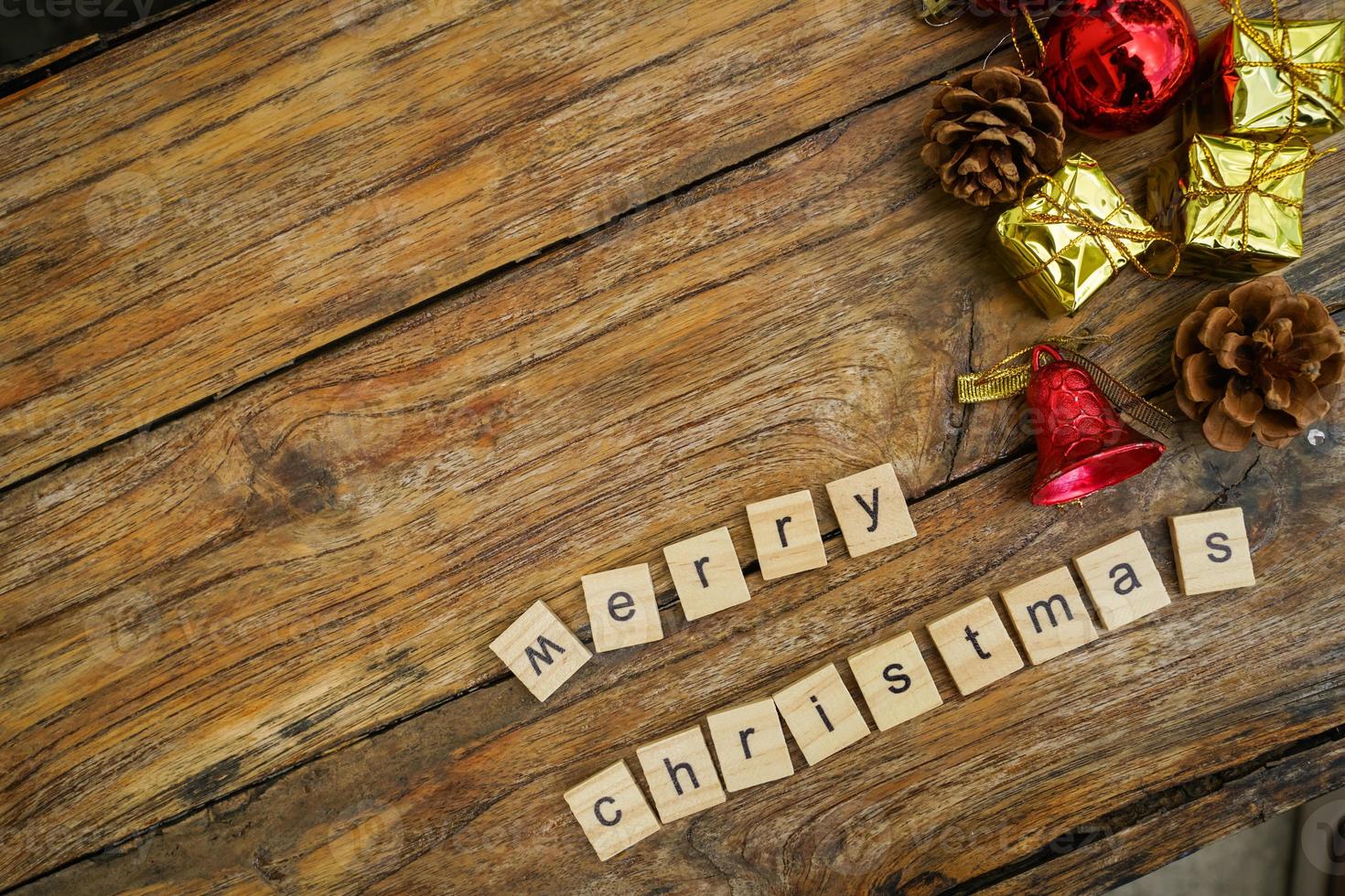 allegro Natale. di legno lettere allegro Natale parola su vecchio di legno sfondo foto