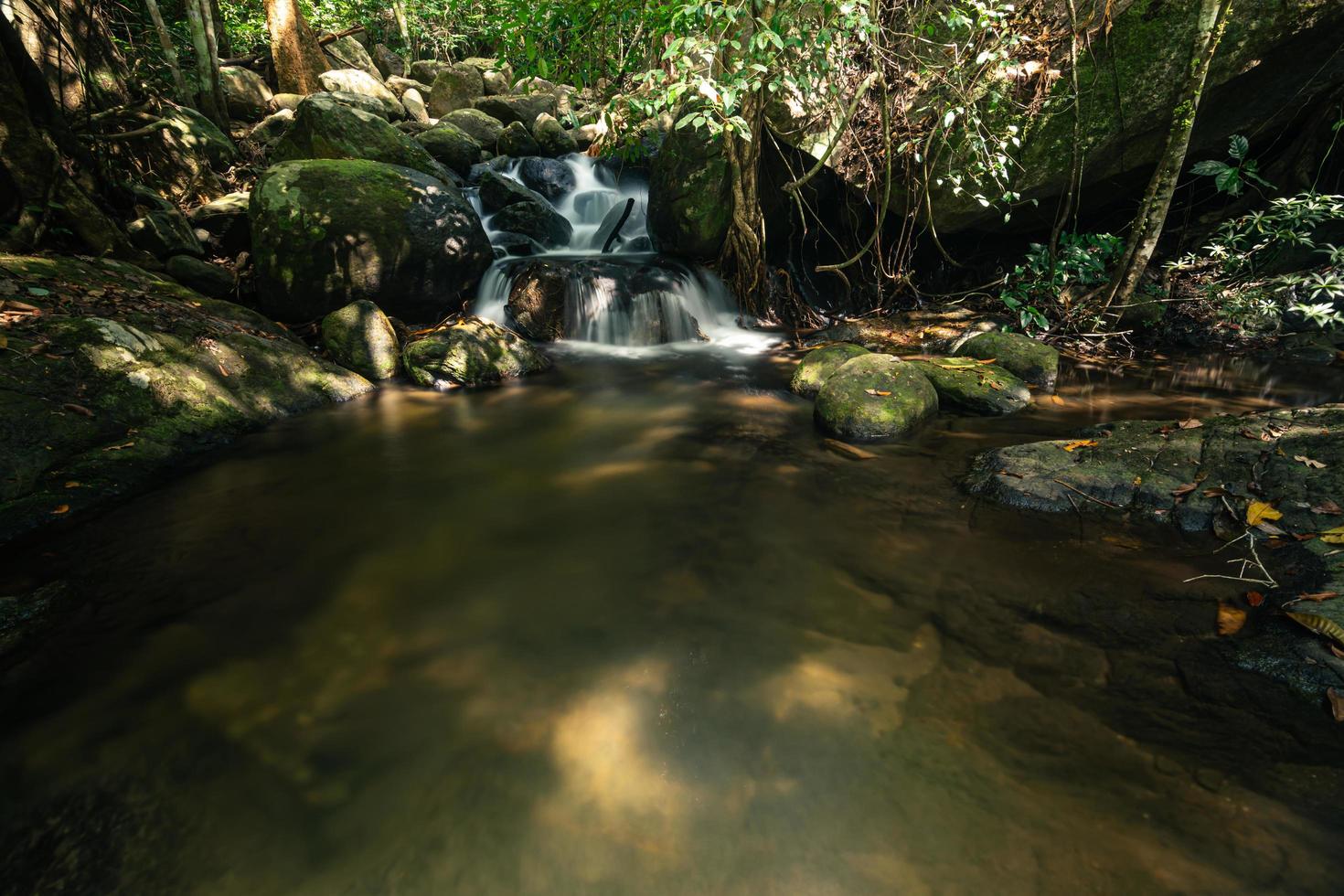 scenario naturale presso la cascata di khlong pla kang foto