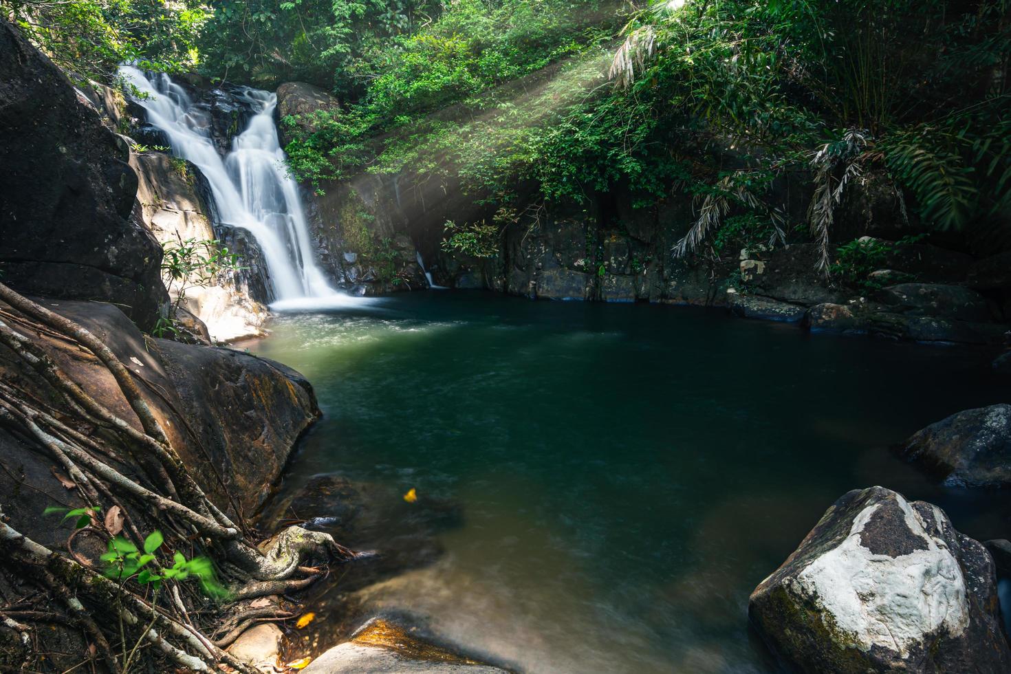 cascata di khlong pla kang in thailandia foto