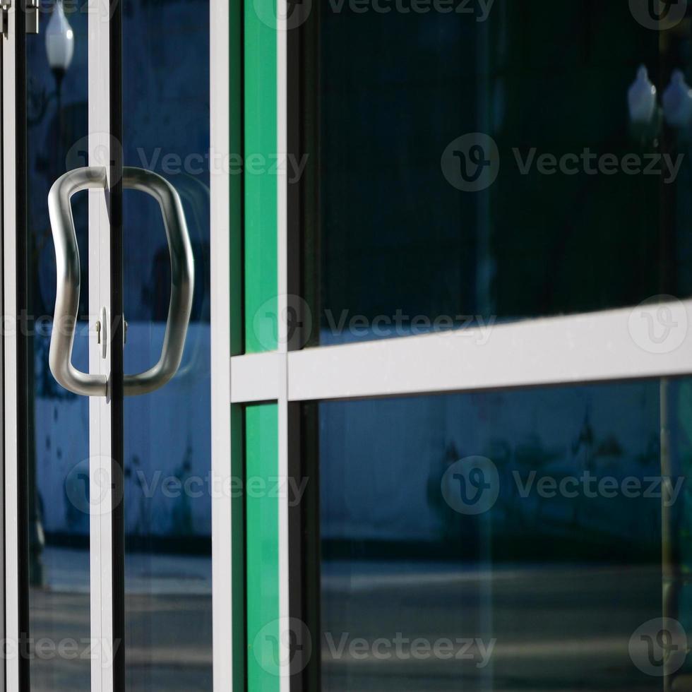 cromo porta maniglia e bicchiere di moderno alluminio ufficio facciata foto
