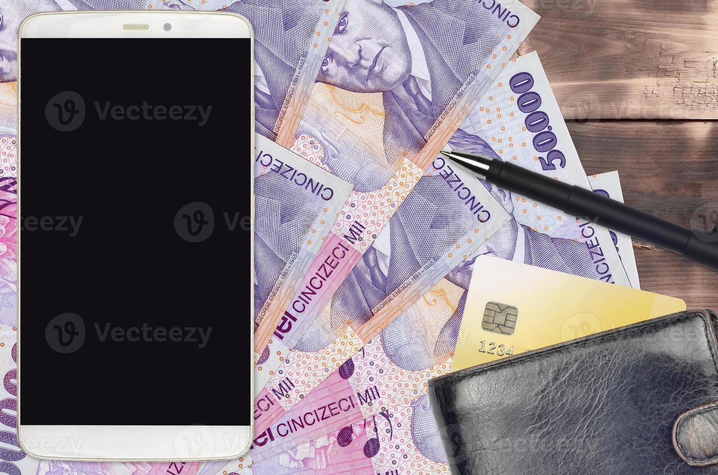 50000 rumeno leu fatture e smartphone con borsa e credito carta. pagamenti elettronici o e-commerce concetto. in linea shopping e attività commerciale con portatile dispositivi foto