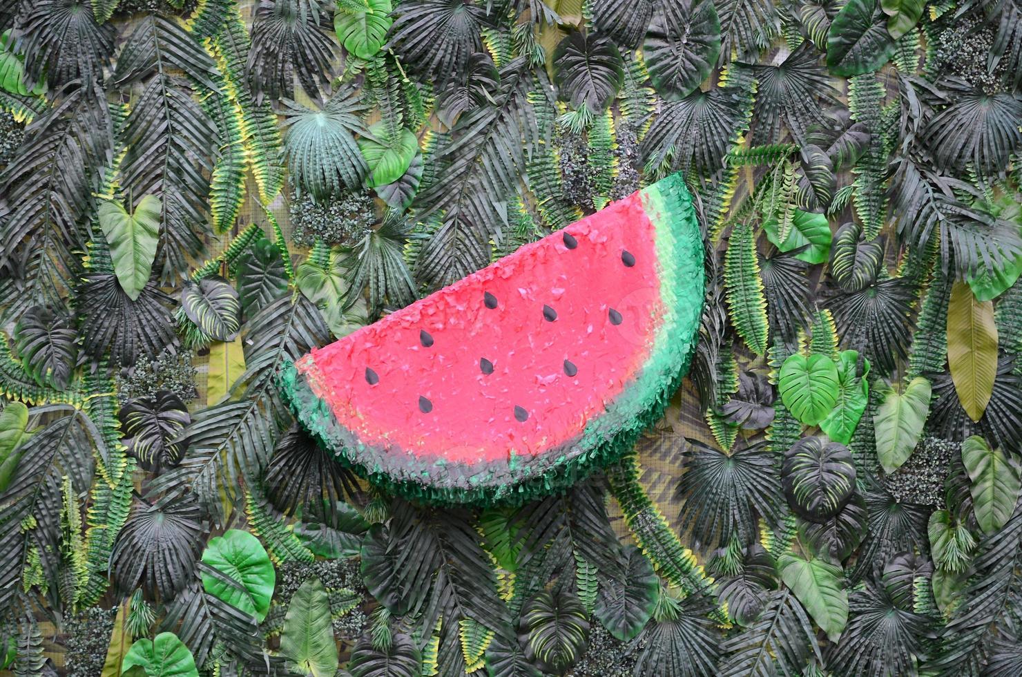 tropicale modello con giungla le foglie e anguria frutta floreale sfondo foto