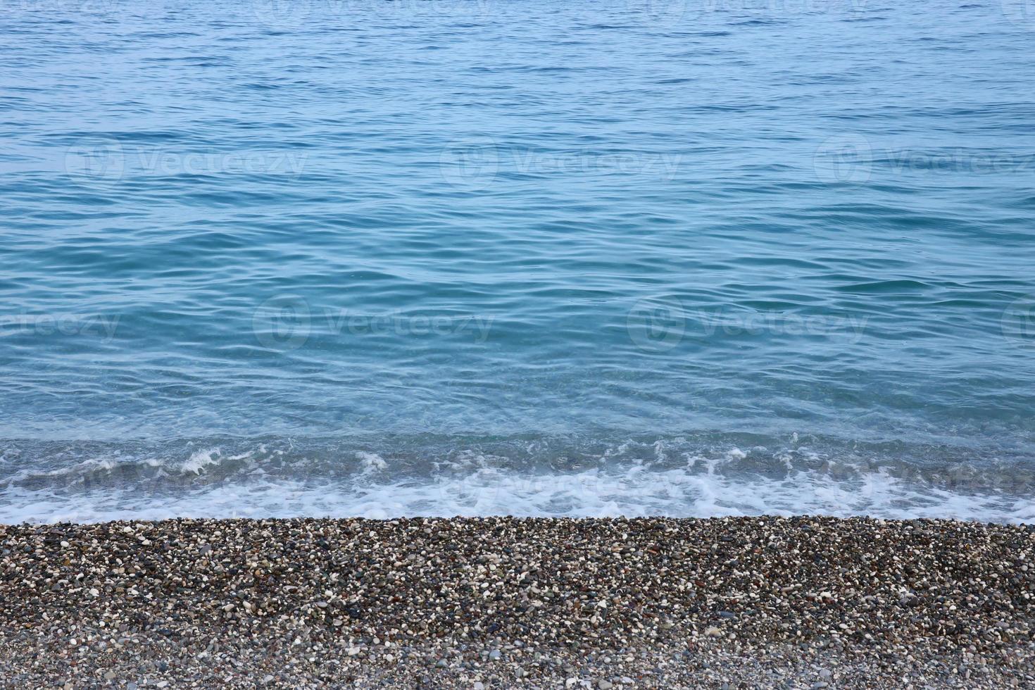 banca di ciottoli con il mare e spiaggia nel il sfondo foto