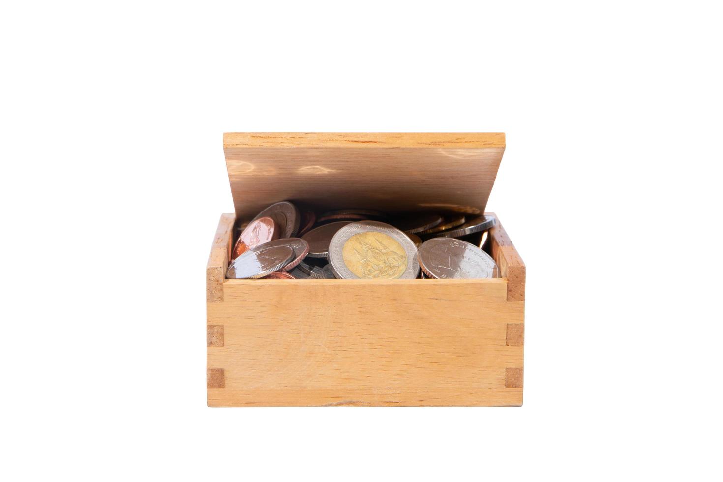 monete in una scatola di legno foto