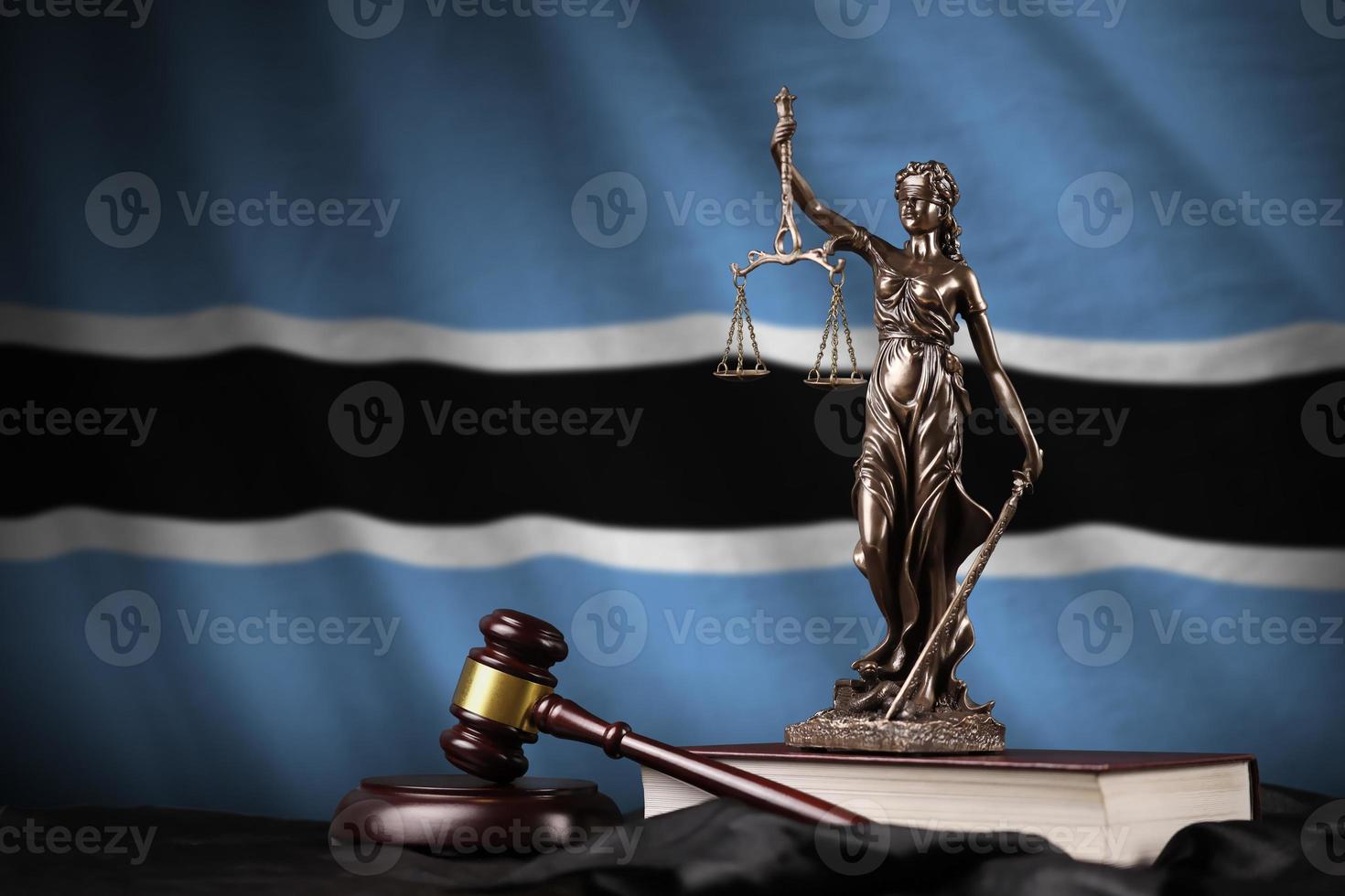 Botswana bandiera con statua di signora giustizia, costituzione e giudice martello su nero drappeggio. concetto di giudizio e colpa foto
