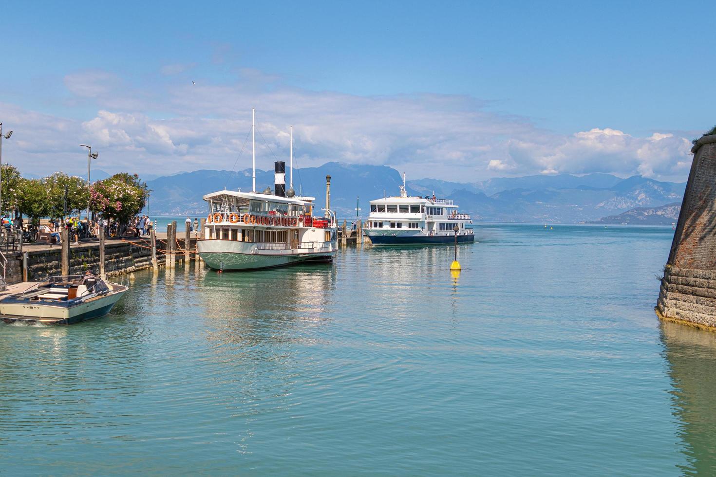 Peschiera, Lago di garda, Italia 22 settembre 2022 antico veneziano muri e traghetto porta a canale di mezzo foto