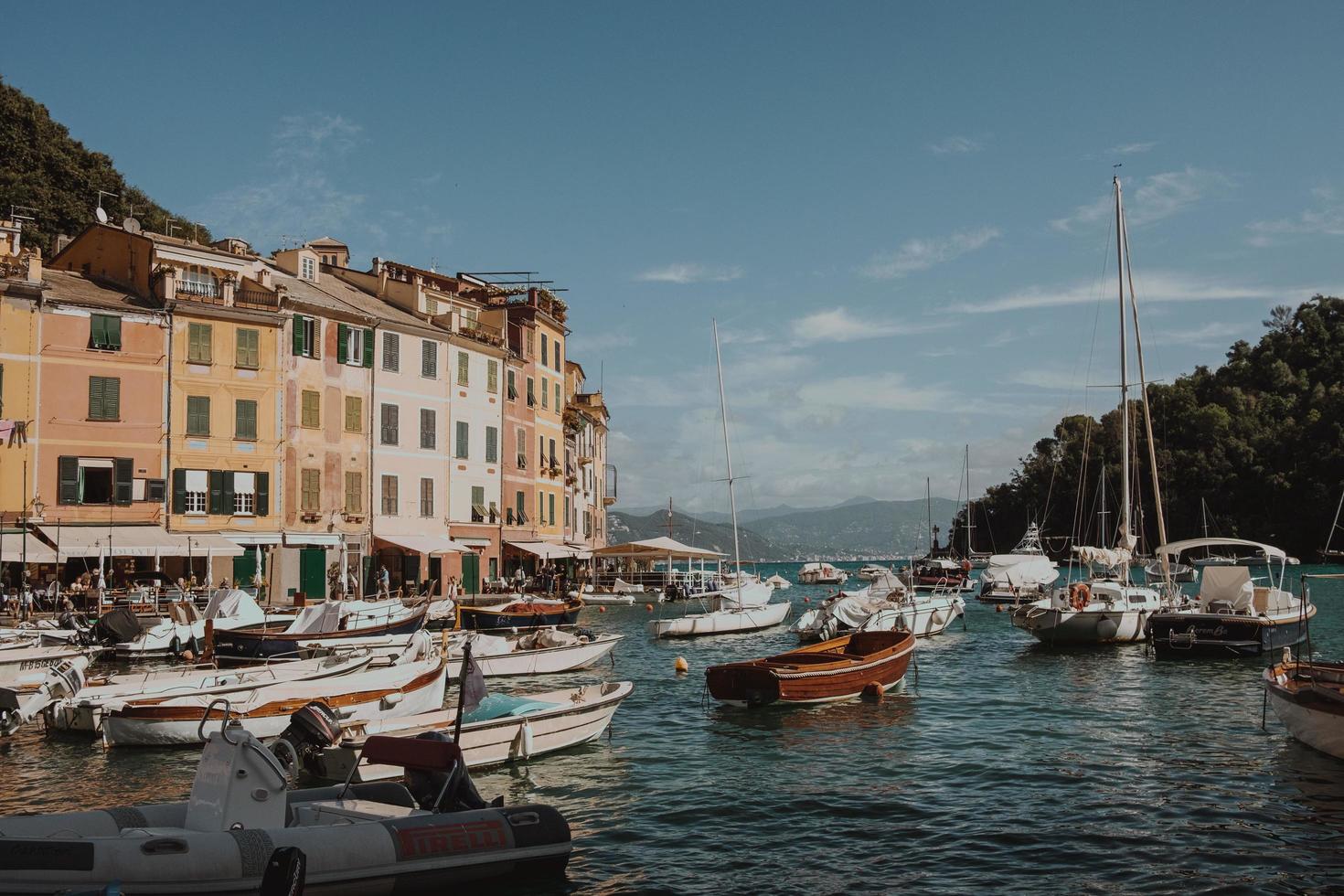 marina di portofino, italia, 2020 - barche ormeggiate a marina foto