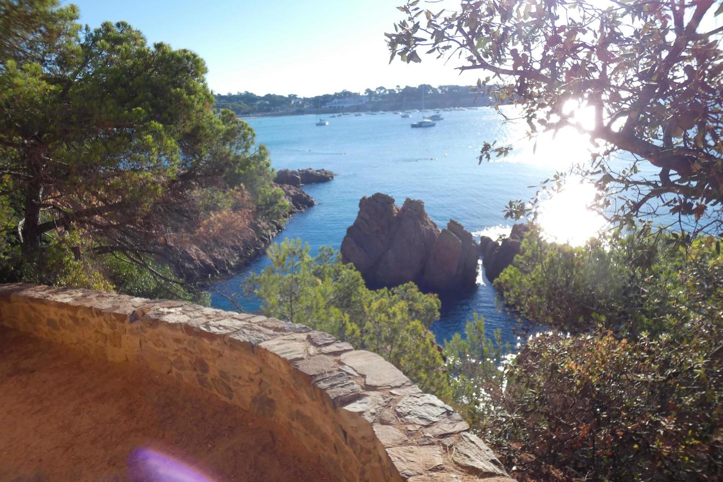 catalano costa brava, mediterraneo mare nel il cittadina di sant feliu de guixol. foto