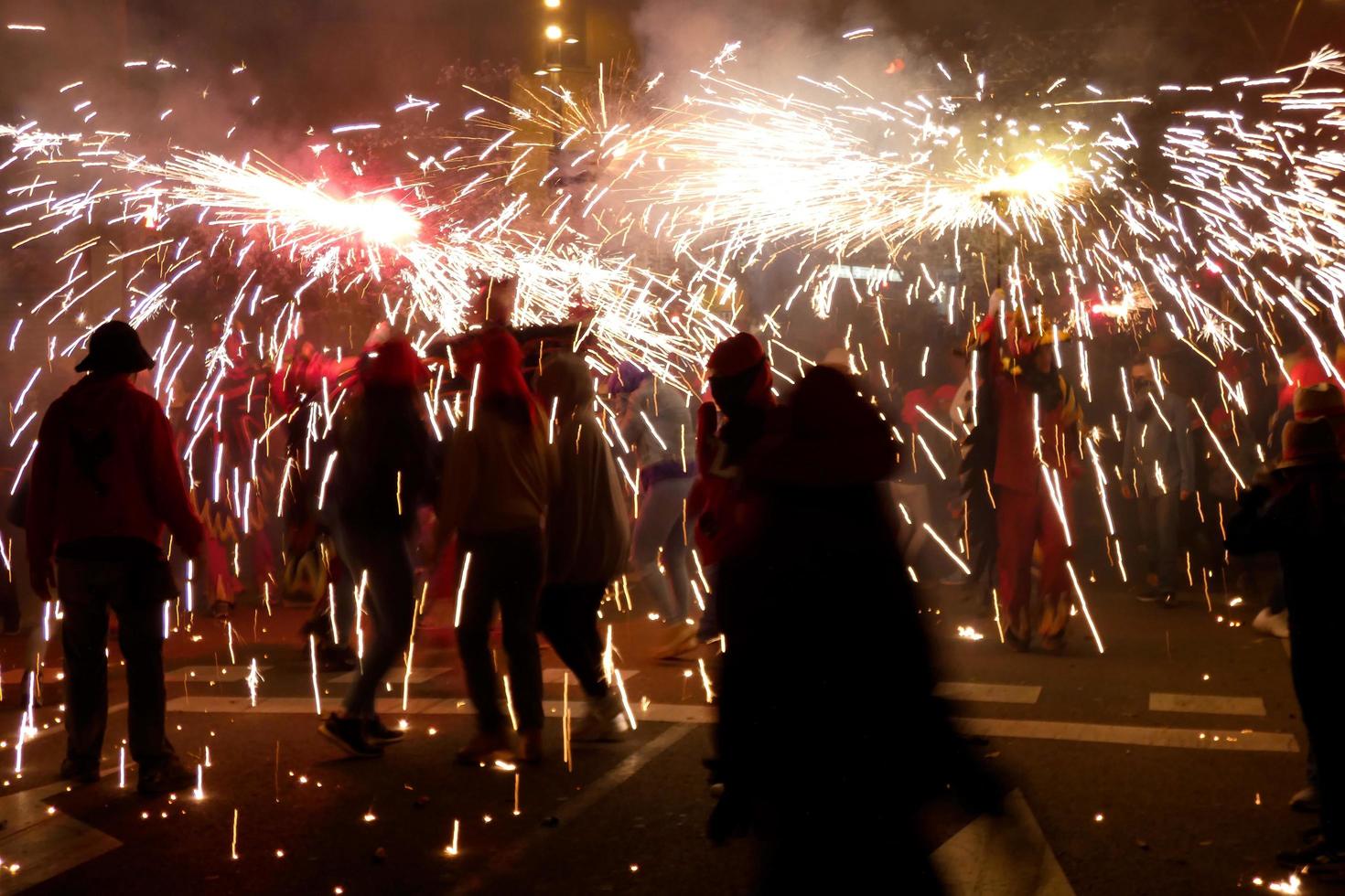 astratto foto di diavoli e fuochi d'artificio partiti.