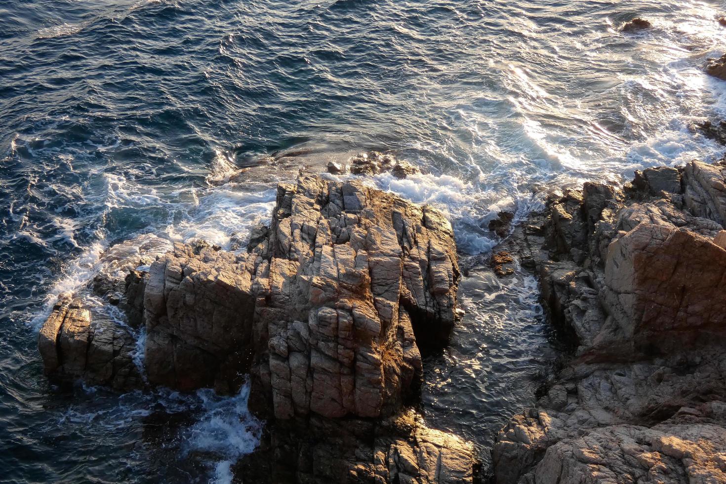 rocce e mare nel il catalano costa brava, mediterraneo mare, blu mare foto