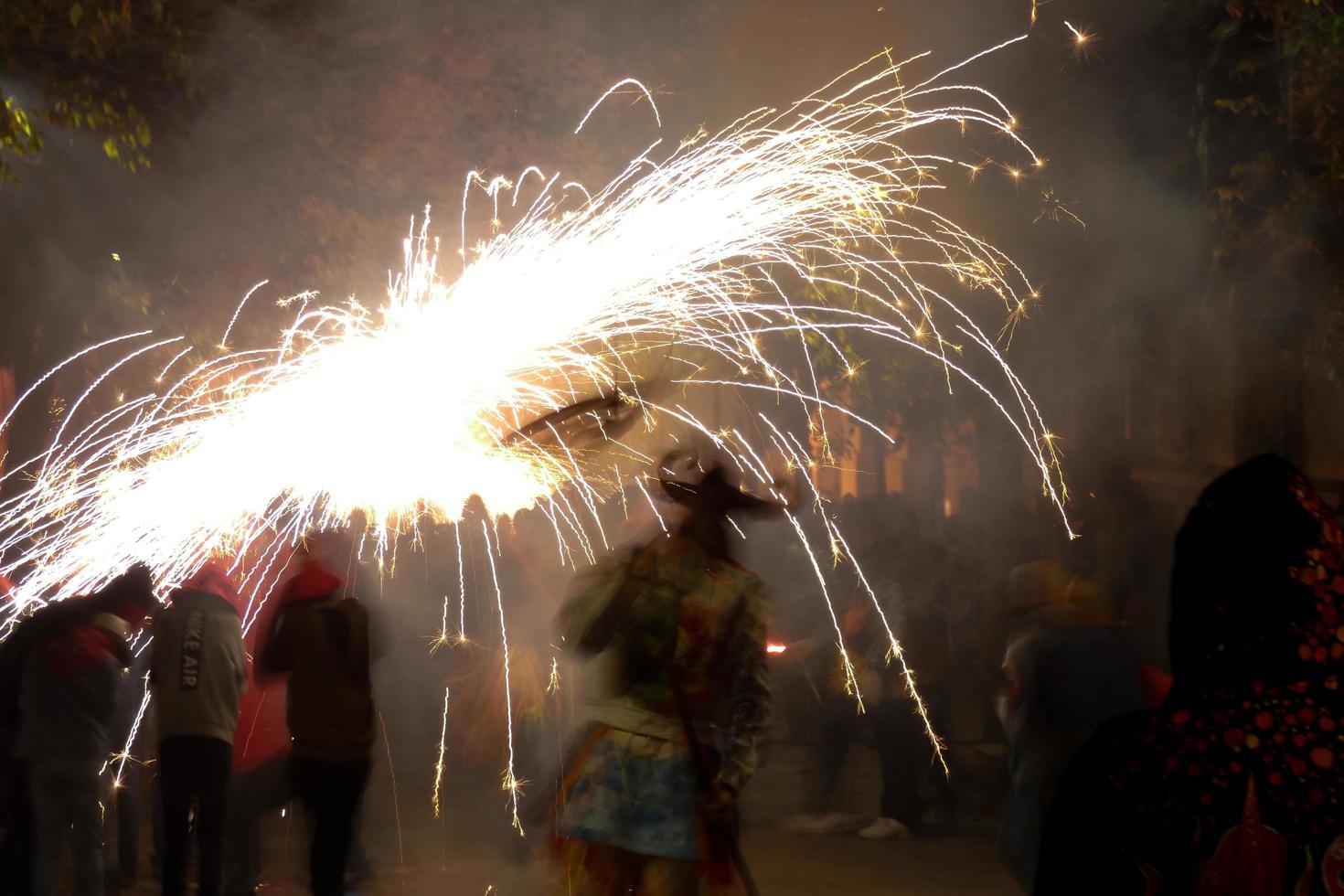 astratto foto di diavoli e fuochi d'artificio partiti.