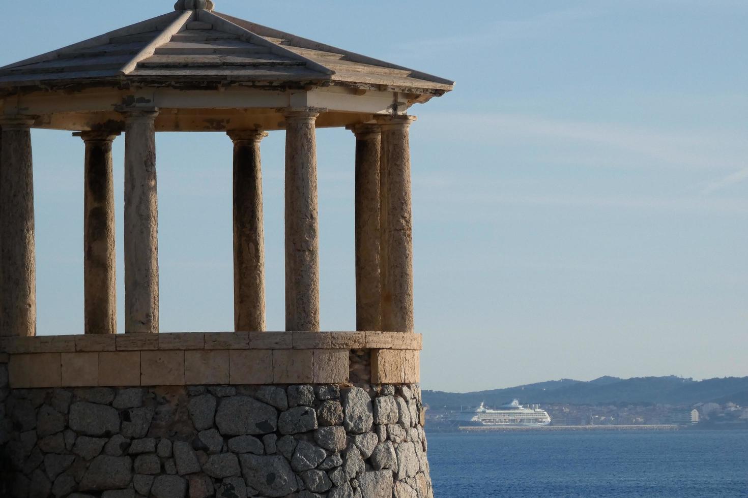 pietra gazebo nel davanti di il mare foto