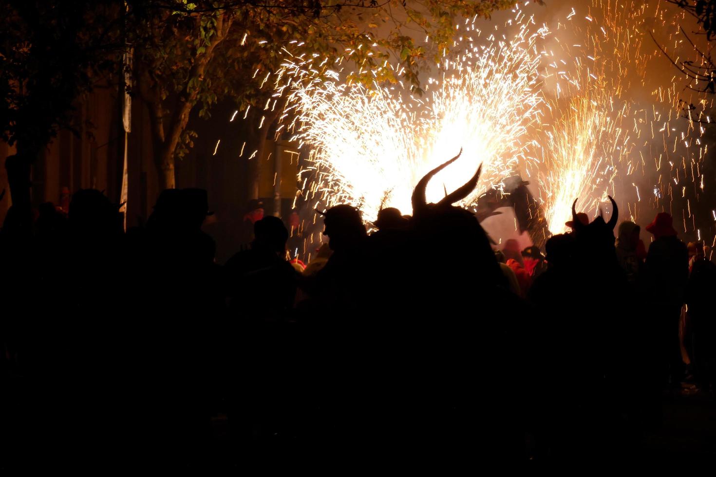 astratto foto di diavoli e fuochi d'artificio partiti.