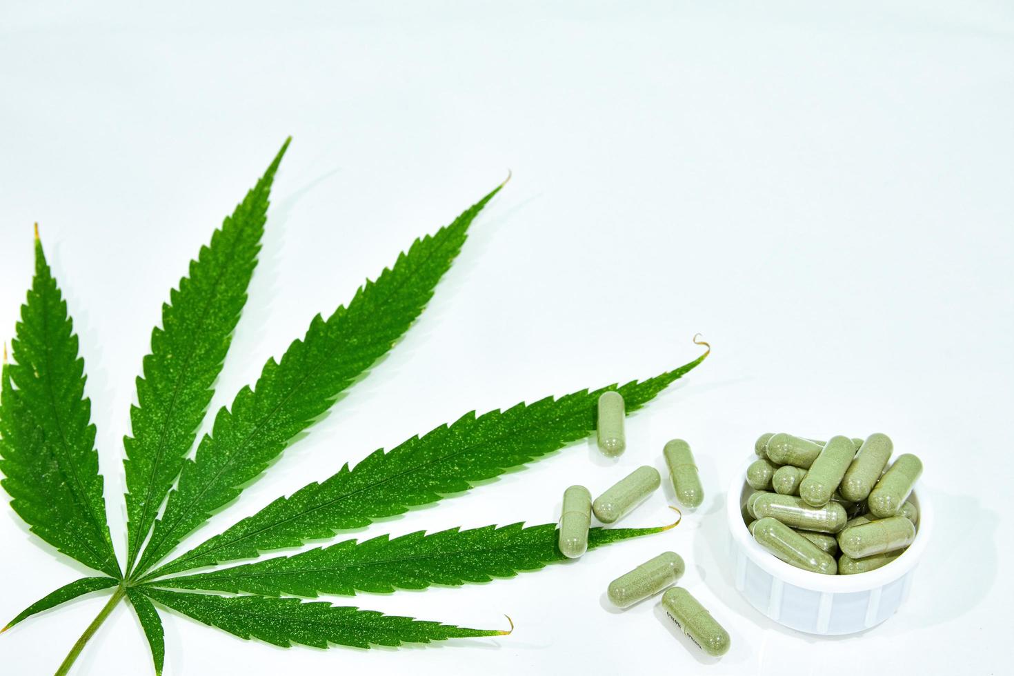 foglie di cannabis e pillole foto