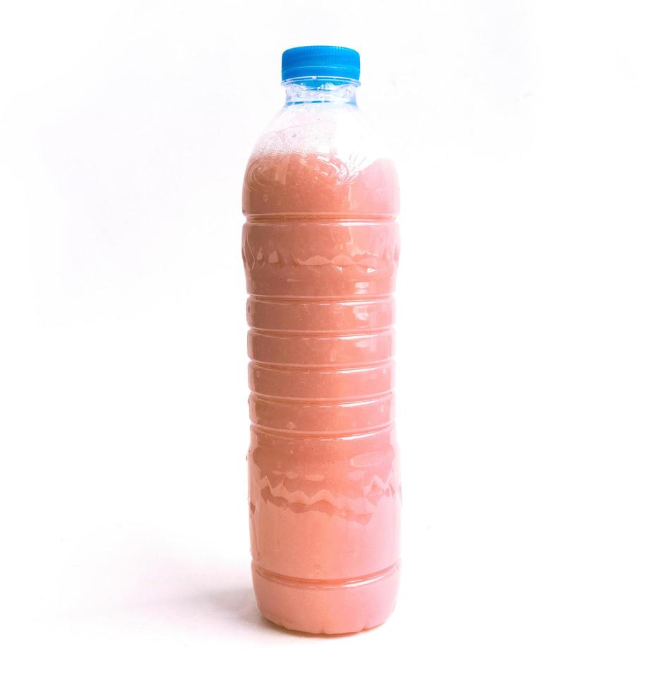 ammorbidente colorato in bottiglia di plastica isolato su sfondo bianco foto