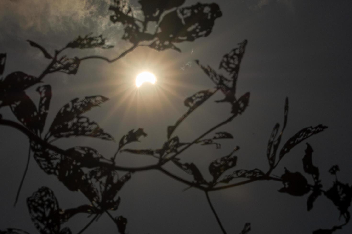 eclissi solare con nuvole foto