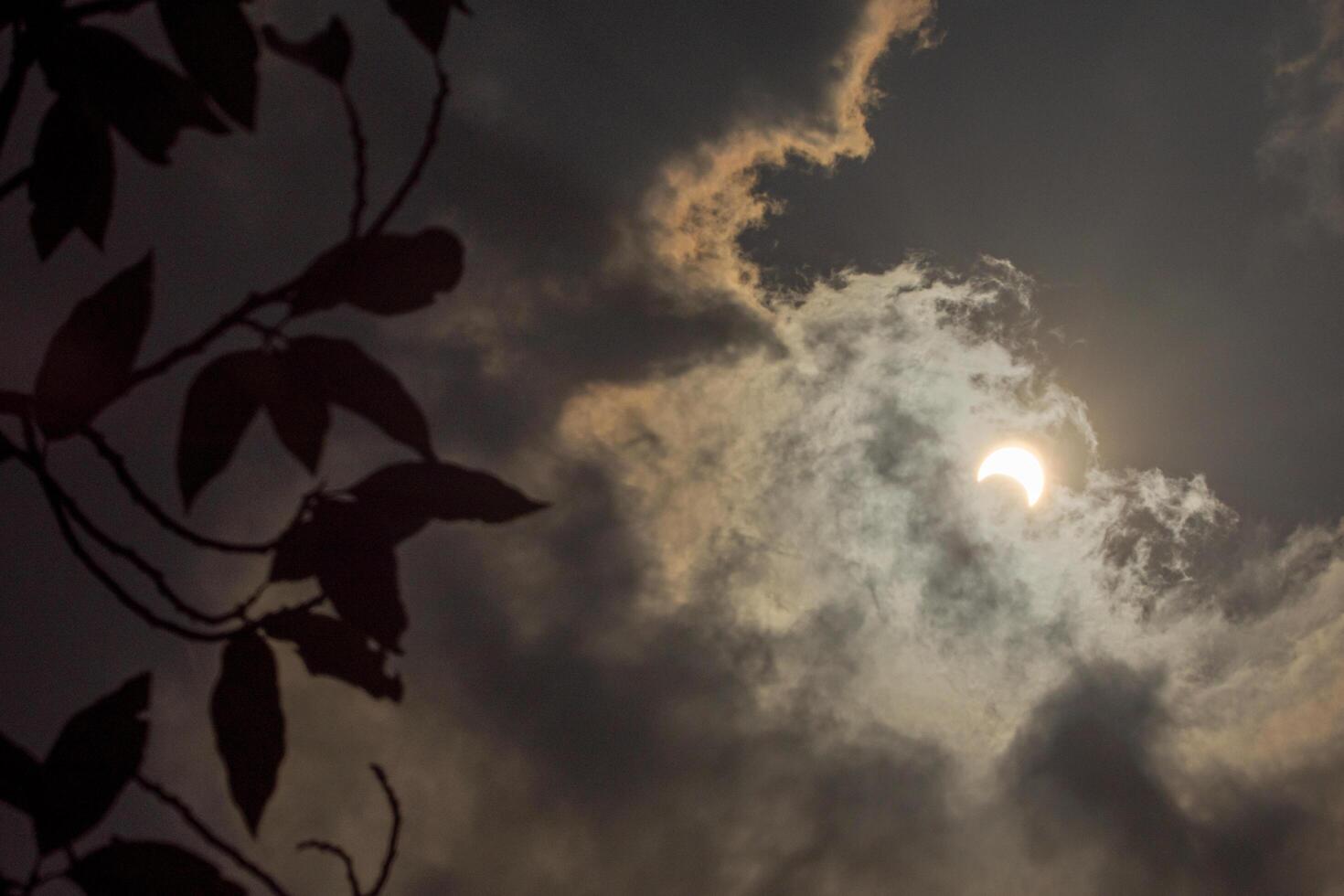 eclissi solare con nuvole foto