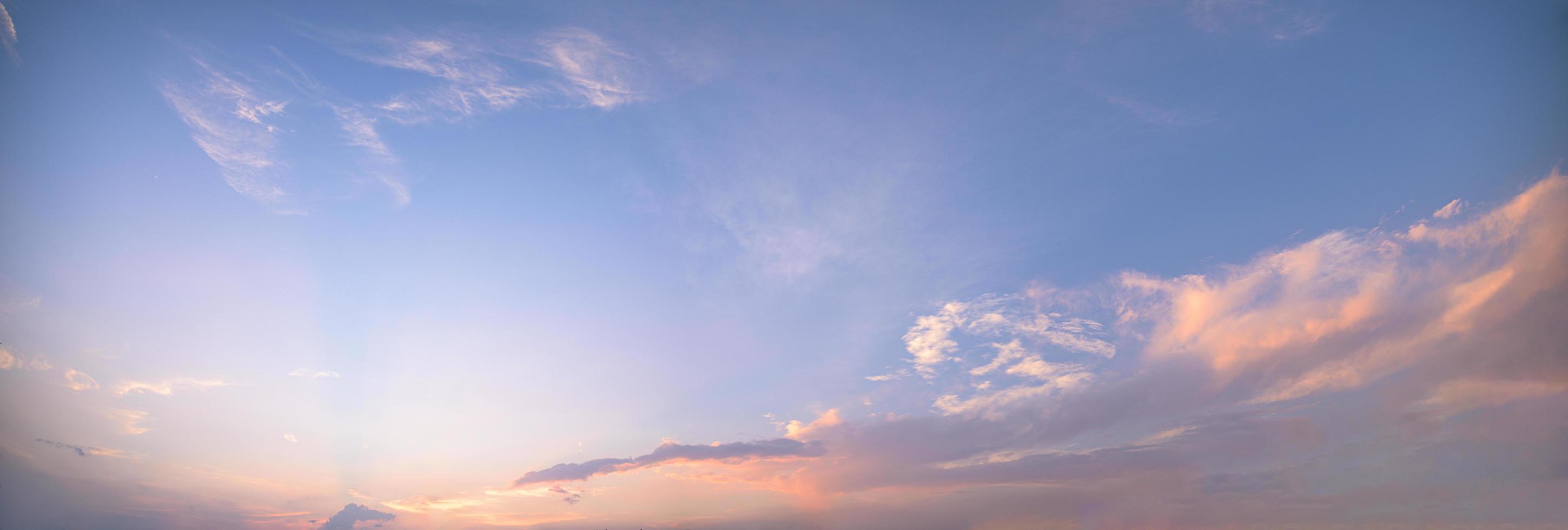 cielo azzurro e nuvole al tramonto foto