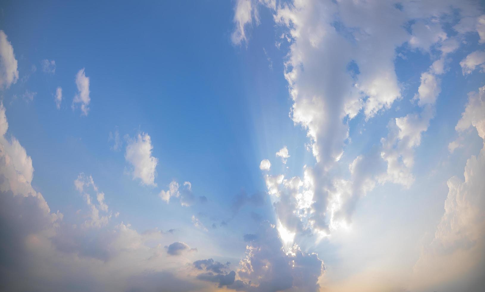 cielo azzurro e nuvole al tramonto foto