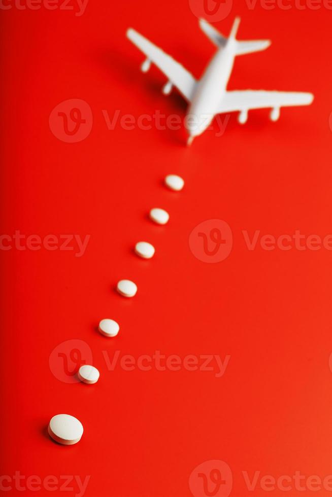 bianca passeggeri aereo con traiettoria punti, come su un' itinerario carta geografica, isolato con un' rosso sfondo. foto