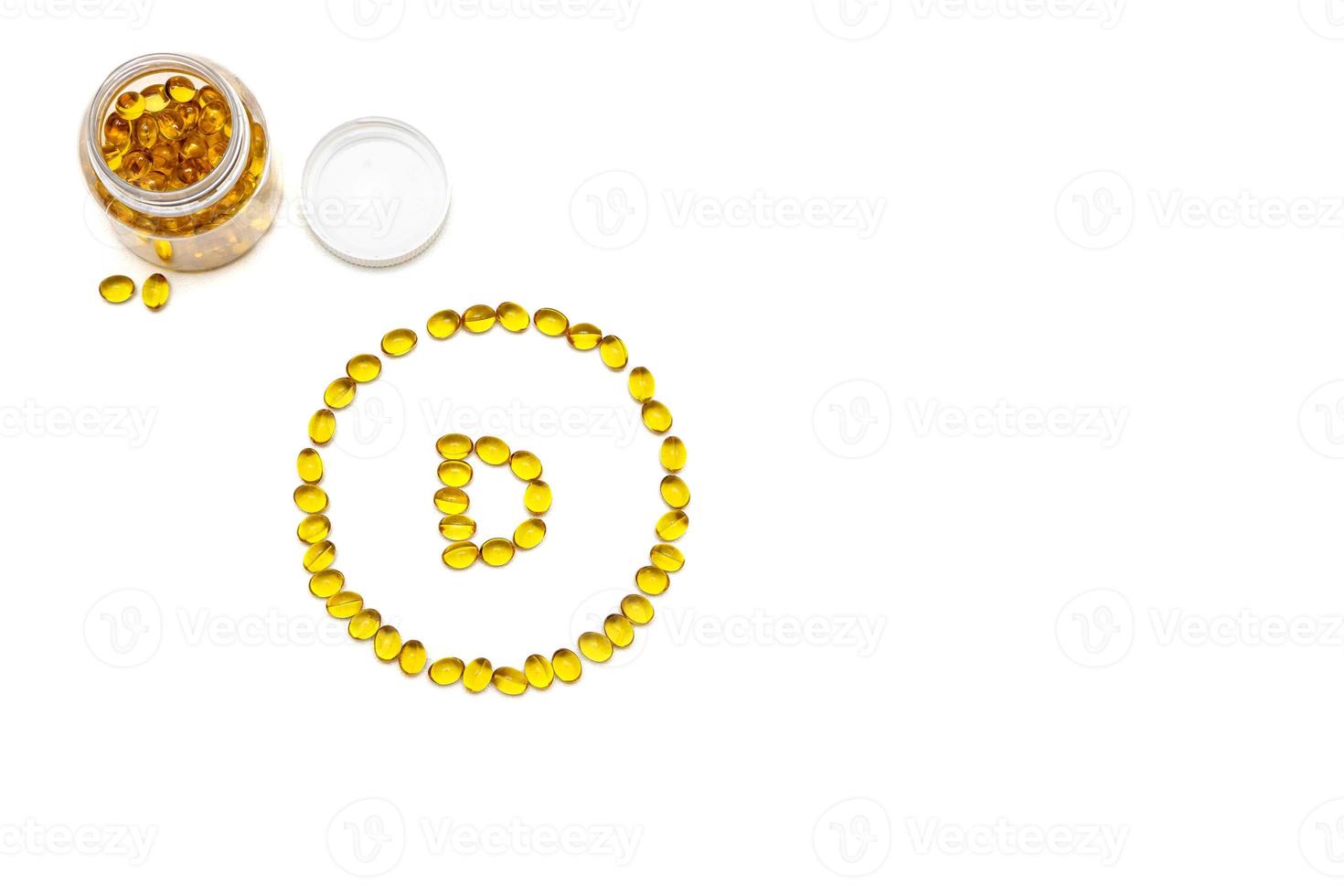 vitamina d. medicazione bottiglia e giallo pillole rovesciato su bianca sfondo. medicazione e prescrizione pillole piatto posare sfondo. foto