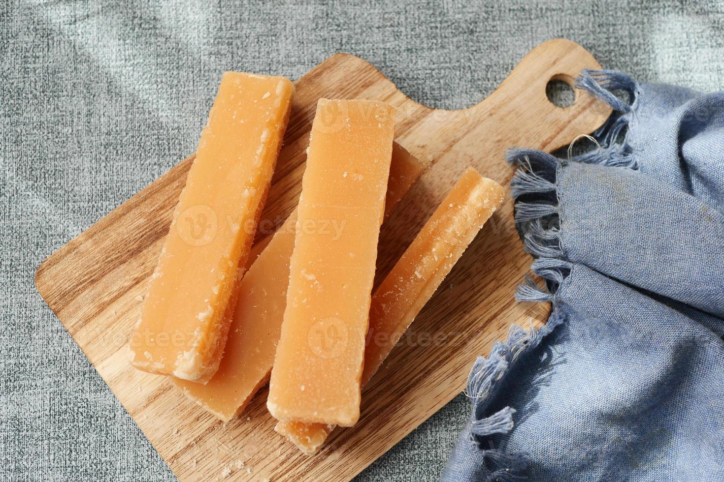 zolletta di zucchero di canna tradizionale jaggery sul tavolo foto