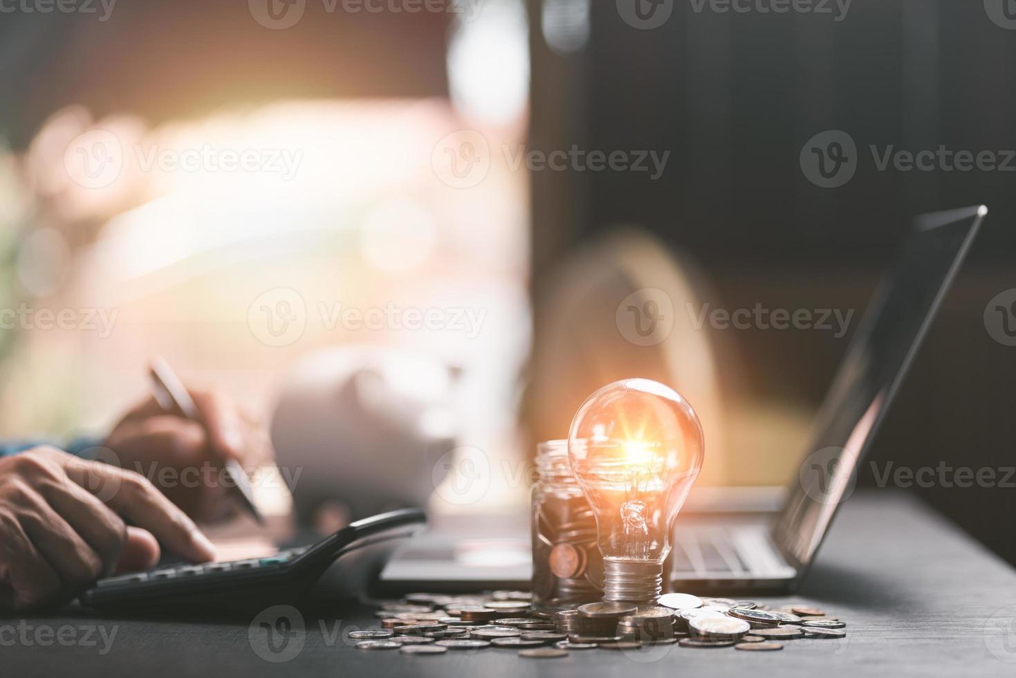 leggero lampadine, bicchiere barattoli, monete, tutti su il tavolo, finanza e bancario, fondo crescita e risparmi concetto, Salvataggio i soldi per il futuro, efficiente finanziario pianificazione foto