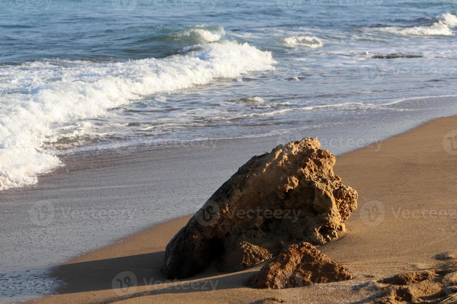 il pietre menzogna su il sponde di il mediterraneo mare. foto
