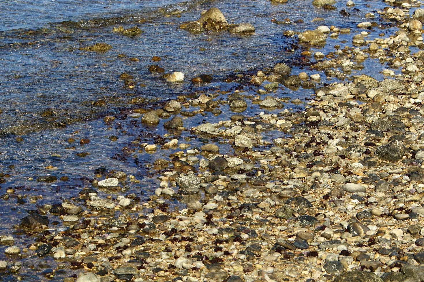 il pietre menzogna su il sponde di il mediterraneo mare. foto