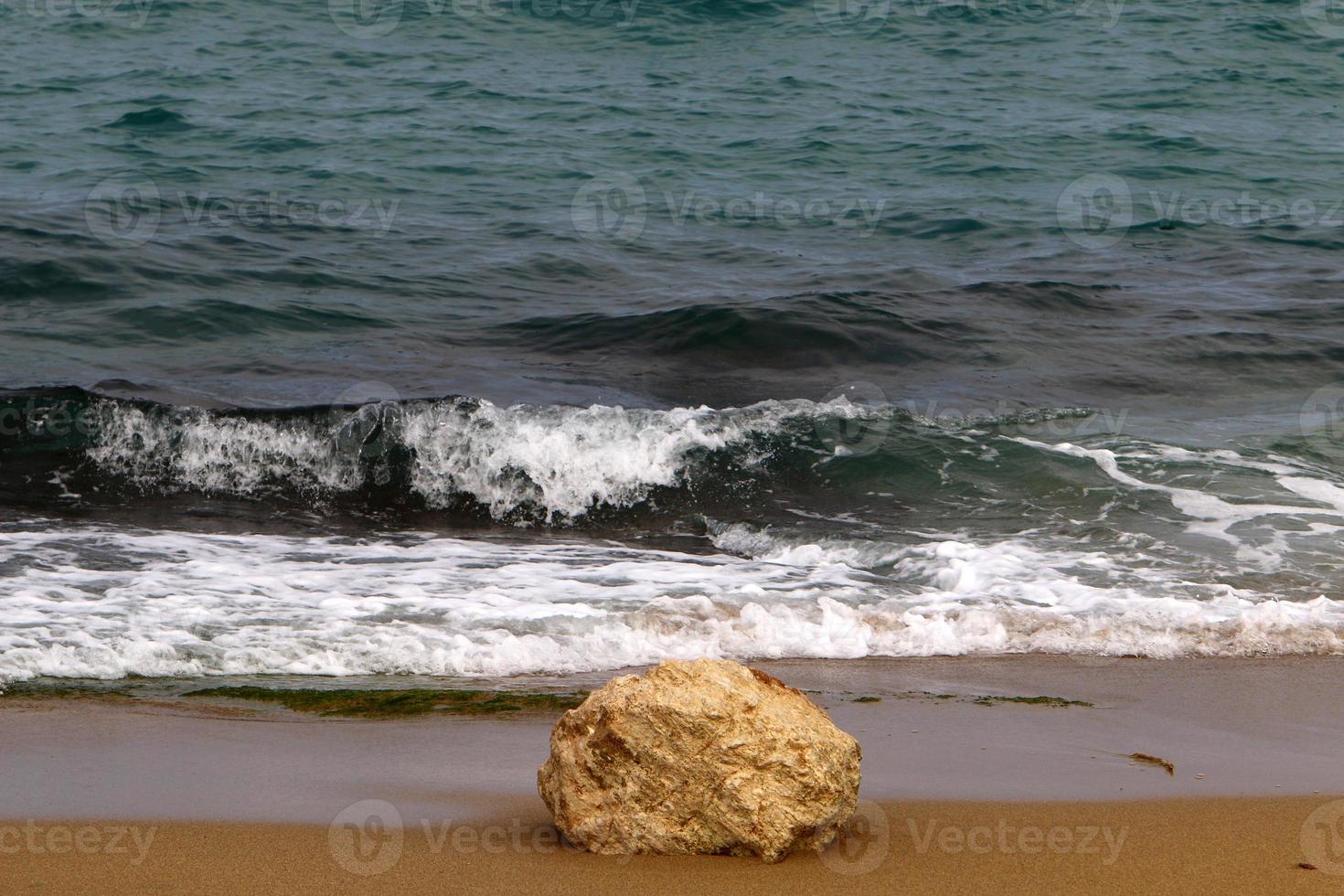 il pietre menzogna su il sponde di il mediterraneo mare. foto